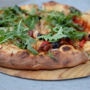 Pizza de verduras con aceitunas