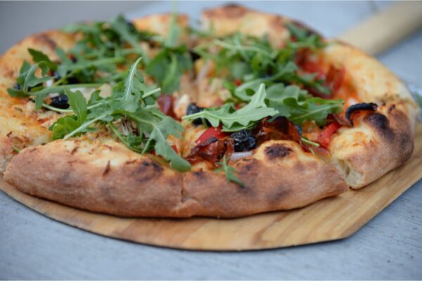 Pizza de verduras con aceitunas